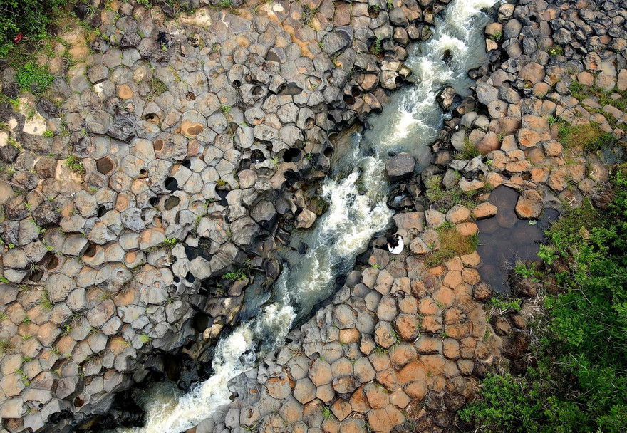 Từ trên cao nhìn xuống những viên đá lục lăng như được "Mẹ" thiên nhiên sắp xếp hoàn hảo như tổ ong khổng lồ