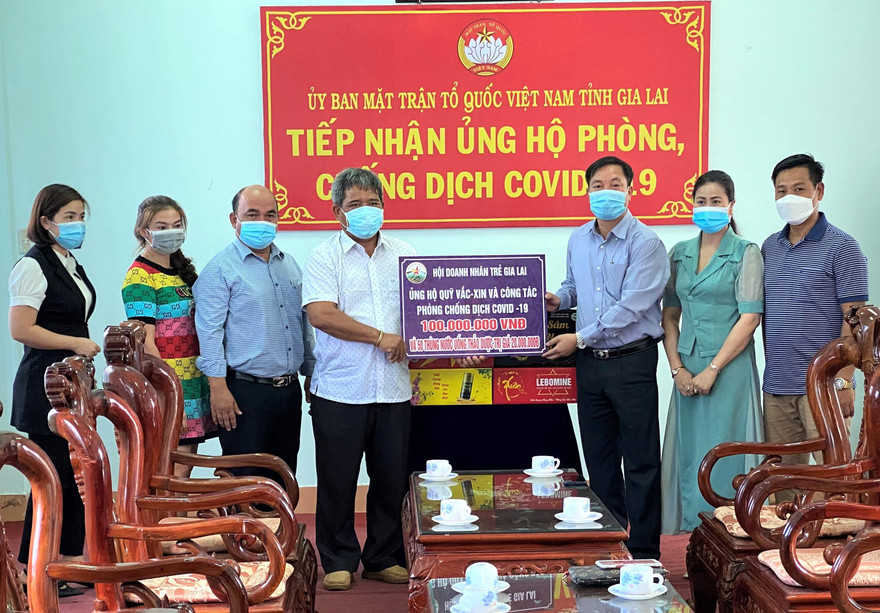 Hội doanh nhân trẻ Gia Lai trao tiền ủng hộ quỹ phòng chống COVID-19 tại Ủy ban Mặt trận Tổ quốc tỉnh