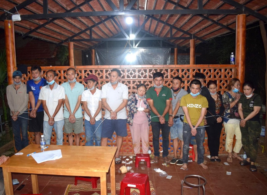 Các đối tượng tổ chức, đánh bạc tại quán Bò Cạp Nước (ảnh Công an tỉnh Gia Lai)