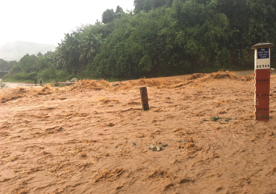 Một tuyến đường ở huyện Tu Mơ Rông, Kon Tum bị chia cắt do nước dâng cao