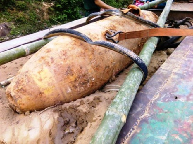 Múc đất trong vườn, phát hiện bom khủng