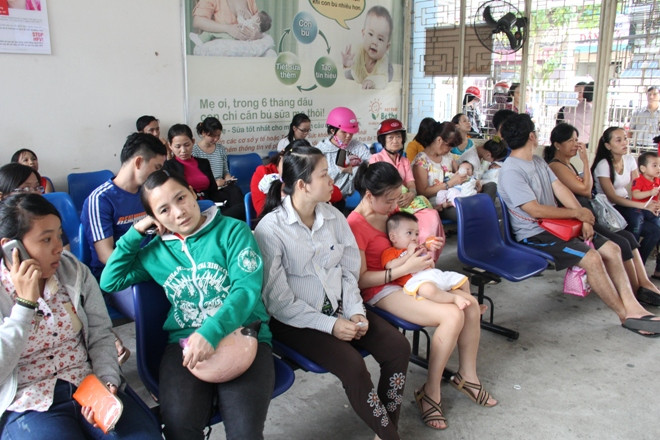 Nhận thức của phụ huynh về tiêm chủng vacxin cho trẻ đã được cải thiện rõ rệt kể từ khi chương trình TCMR Quốc gia được triển khai. Ảnh: T.Tr