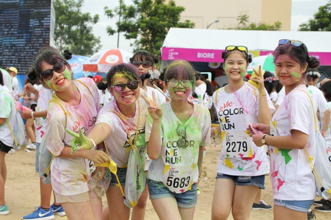 Từ rất sớm, các vận động viên tham gia đã có mặt để làm thủ tục đăng kí, chụp ảnh selfie để check in tại sự kiện. Ảnh: Giang Thanh