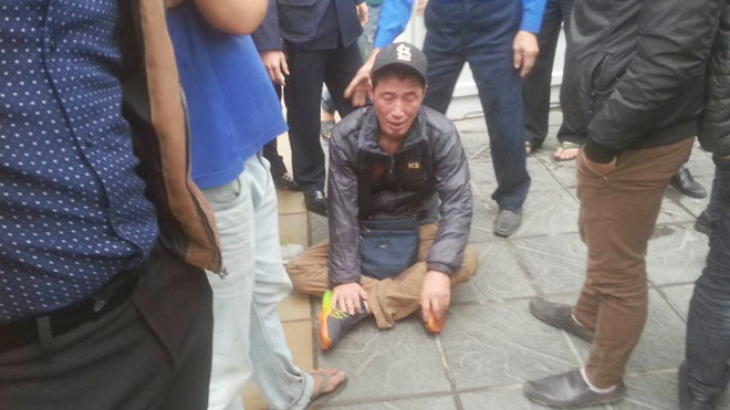 Đối tượng bị công an và quần chúng nhân dân bắt giữ.