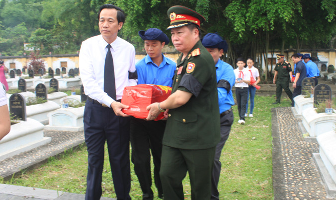 Lãnh đạo Bộ LĐTBXH và Tỉnh ủy, UBND tỉnh Thanh Hóa cùng các ban, ngành an táng 26 hài cốt liệt sỹ sáng 10/5 tại Nghĩa trang Bá Thước. Ảnh: Hoàng Lam.