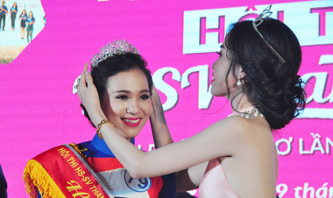 Hoa khôi 2015 Vũ Thanh Tú (phải) trao vương miện cho tân Hoa khôi sinh viên Cần Thơ 2016 Nguyễn Thùy Trang. Ảnh: Hòa Hội.