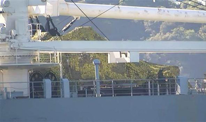 Tàu quân sự Nga bị nghi chở 2 xe tăng được ngụy trang kỹ lưỡng tới Syria. Ảnh: Hurriyet.