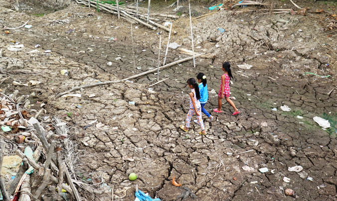 Những dòng sông trơ đáy giữa mùa khô ở huyện Trần Văn Thời (Cà Mau).
