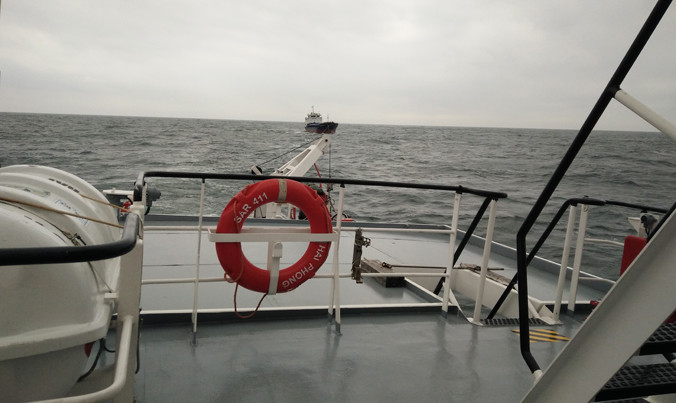 Tàu SAR 411 đang lai kéo tàu Hoàng Minh 15 về bề.