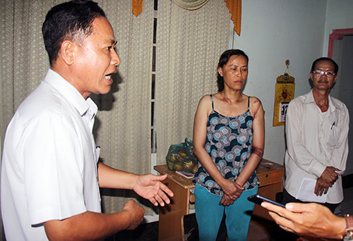 Ông Bùi Anh Quang (trái) xin lỗi vợ chồng ông Đằng. Ảnh: Nguyễn Khoa.