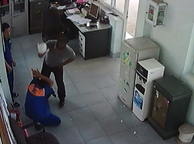 Cho rằng nhân viên cây xăng bơm xăng thiếu, đối tượng đã tấn công gây thương tích cho nhân viên này (ảnh QTV)