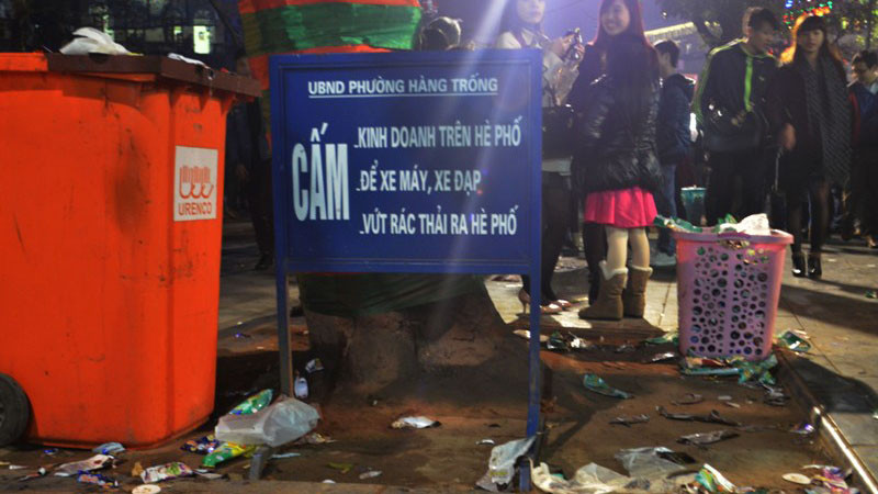 Hồ Gươm la liệt rác sau đêm Giao thừa