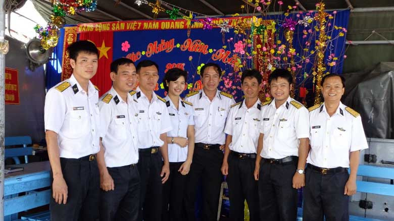 Lữ đoàn tàu không số đón xuân