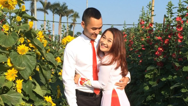 Xuân yêu thương: Khoảnh khắc bên hoa