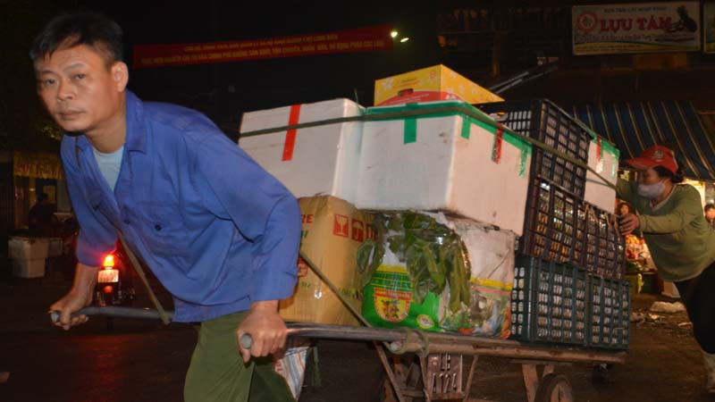 Phận kéo xe mưu sinh ngày 30 Tết