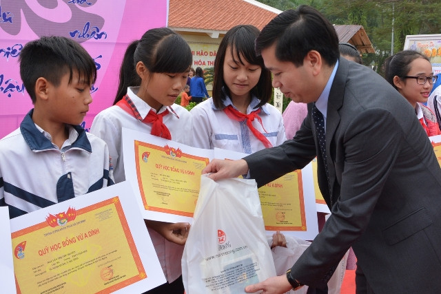 Bí thư T.Ư Đoàn Nguyễn Long Hải trao học bổng Vừ A Dính cho học sinh nghèo có hoàn cảnh khó khăn trên địa bàn huyện Nghi Xuân. 