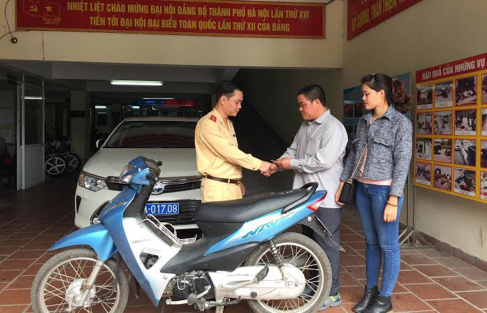 Ông Hiếu cùng con gái vui mừng khi nhận lại chiếc xe máy bị mất cắp.