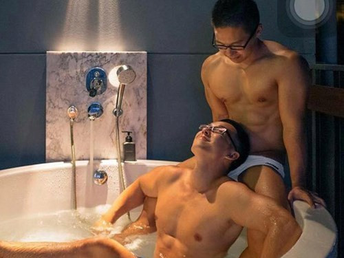 Nhiều hình ảnh mỹ nam đồng tính được trung tâm The Win quảng cáo công khai, rầm rộ trên các trang mạng xã hội.