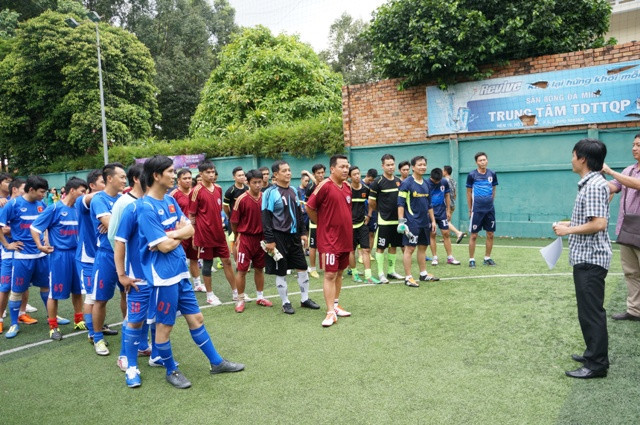 Các đội nghe Ban tổ chức phổ biến quy chế.