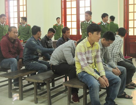  Phan Văn Đông cùng các bị cáo tại phiên tòa phúc thẩm.