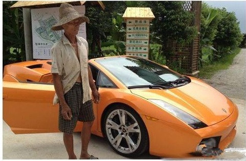 Bác nông dân chăn trâu sở hữu siêu xe Lamborghini 