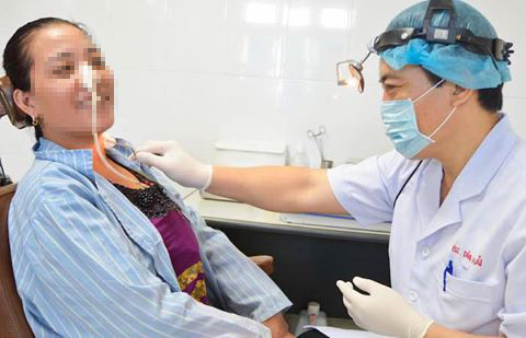 BS CKII. Tăng Xuân Hải kiểm tra vết mổ thực quản bệnh nhân T.