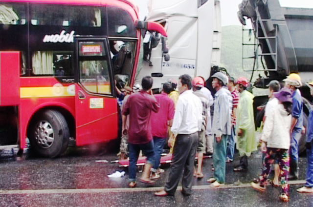 Hai xe mắc chặt vào nhau, biến dạng sau cú tông trực diện.