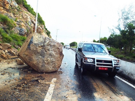 Hiện trường tảng đá sạt lở, sáng 29/11.