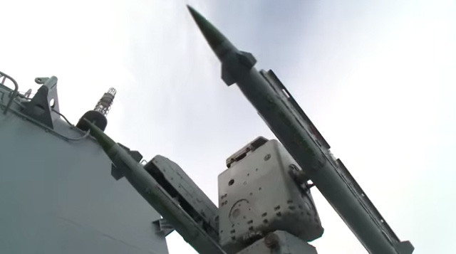 Ảnh chụp màn hình cho thấy các tên lửa trên tuần dương hạm Moskva.