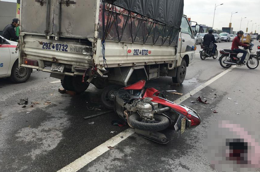 Chiếc xe máy bị hư hỏng nặng.