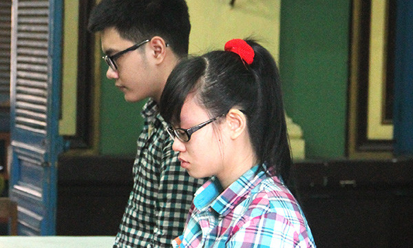 Hai bị cáo Duy, Linh nghe tòa tuyên án.