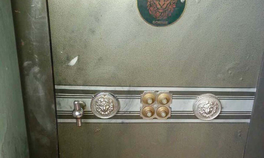 Két sắt bị phá phần tay nắm.