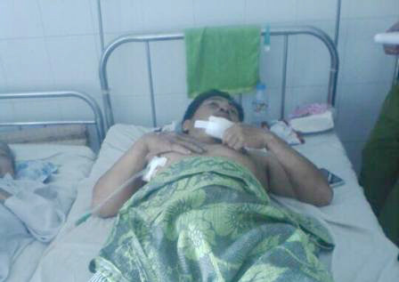 Nạn nhân Trương Văn Chính đang điều trị tại Bệnh viện ĐKTW Cần Thơ