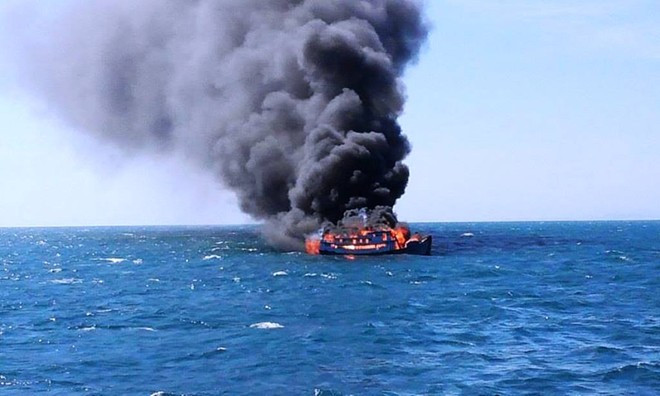 Tàu thu mua hải sản của DNTN Hải Tín bốc cháy trên biển. Ảnh: H.Lê.