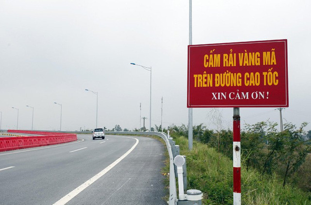 Vàng mã rải đầy gây nguy hiểm trên cao tốc Hà Nội - Hải Phòng