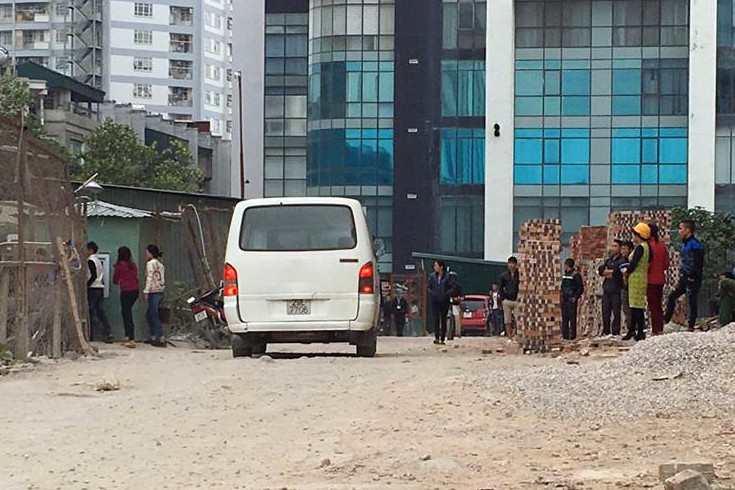 Nhiều người dân theo dõi sự việc.