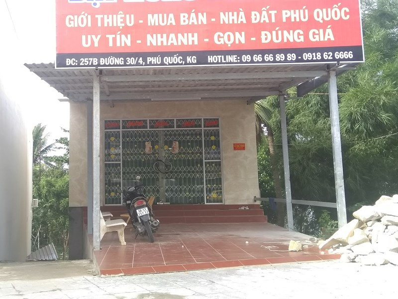 Một điểm giao dịch đất đai tại Phú Quốc nay vắng tanh suốt ngày. Ảnh: CTV.