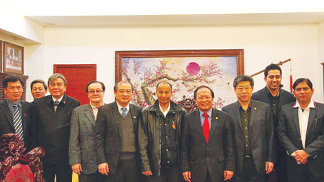 Giám đốc kỹ thuật OCA Husain Al Musallam (giữa) trong lần tới Hà Nội làm việc cùng Ủy ban Olympics Việt Nam về công tác chuẩn bị tổ chức ASIAD 18. Ảnh: Sports