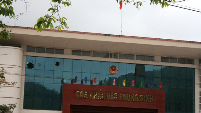 Lỗ thủng tại cửa khẩu Bắc Phong Sinh nơi nhiều đối tượng người Trung Quốc nhảy lầu tự tử. Ảnh: Thành Duy