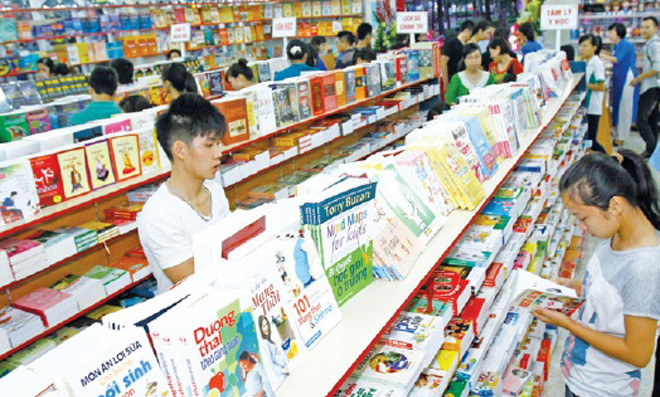 Lựa chọn sách tại Nhà sách Tiền Phong 292 Tây Sơn - Hà Nội. Ảnh: Như Ý