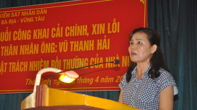 Bà Vui nghẹn ngào: “Tôi mong muốn xử lý những người đã gây tai họa cho gia đình tôi”.