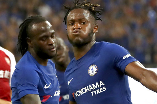 Batshuayi (phải) tỏa sáng với một cú đúp vào lưới Arsenal.