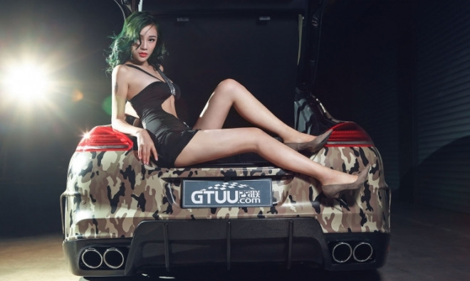 Mỹ nữ 'lẳng lơ' bên xế sang độ phong cách nhà binh