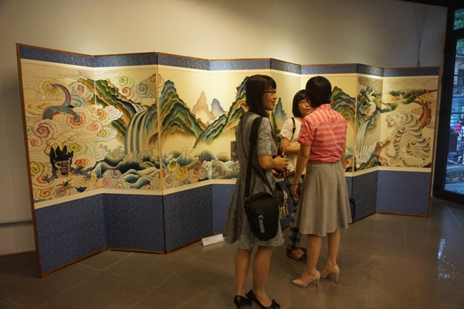 Khán giả Việt chiêm ngưỡng bức “Rồng xanh hổ trắng”. Ảnh :L.A