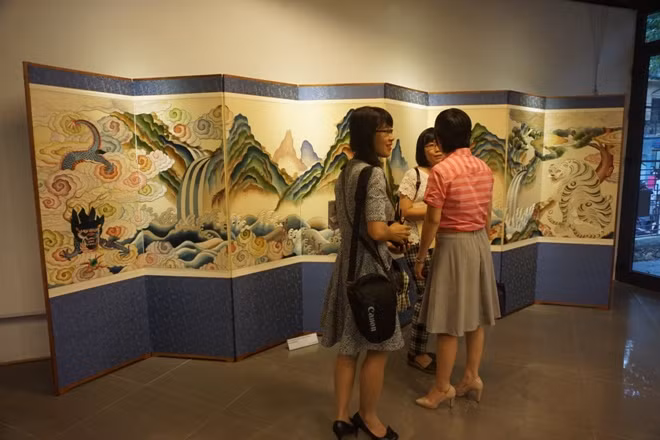 Khán giả Việt chiêm ngưỡng bức “Rồng xanh hổ trắng”. Ảnh :L.A