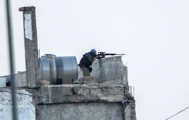 Binh sỹ người Kurd tại khu vực cửa khẩu Akcakale trên biên giới Syria-Thổ Nhĩ Kỳ. (Nguồn; AFP/TTXVN)