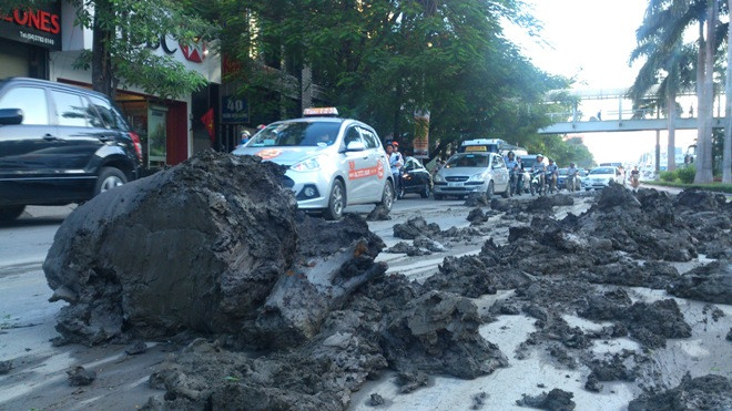 Đường Trần Duy Hưng ngập ngụa bùn đất sáng 17/11. Ảnh: Xuân Ân