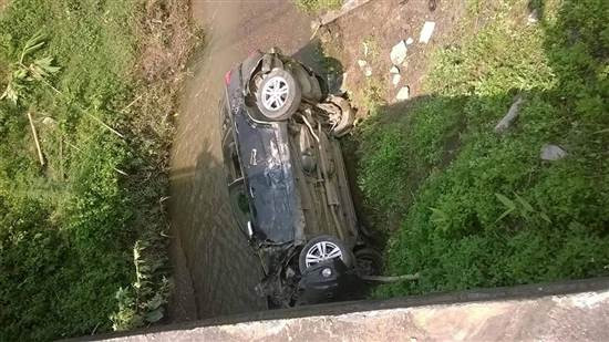 Hiện trường vụ tai nạn khiến chiếc xe rơi xuống suối.