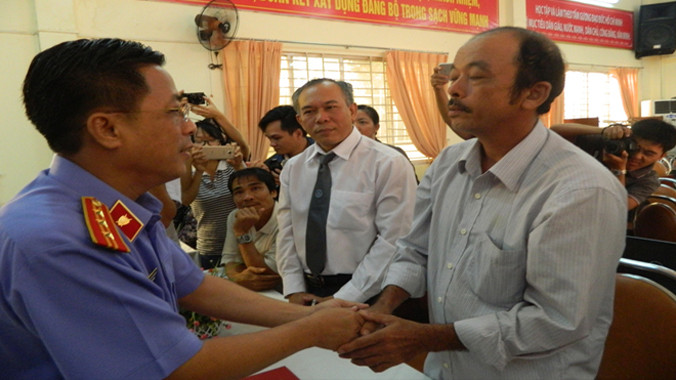 Ông Trần Kiến Xương (trái) trao đổi với ông Trương Bá Nhàn.