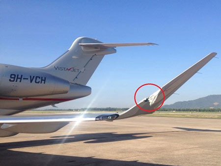 Cánh trái máy bay bị rách sau cú đâm. Ảnh: bạn đọc cung cấp/Báo Thanh Niên.